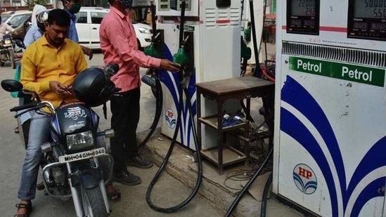 On January 23 (Saturday), petrol and diesel prices across India saw a fresh hike of <span class='webrupee'>?</span>25 paise/litre each, as per a notification issued by oil marketing companies.(HT file photo)