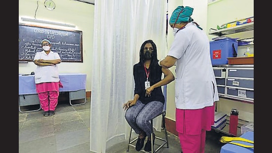 A healthcare worker being administered the Covid-19 vaccine at BYL Nair Hospital on Monday. (Anshuman Poyrekar/HT Photo) A healthcare worker being administered the Covid-19 vaccine at BYL Nair Hospital on Monday. (Anshuman Poyrekar/HT Photo)