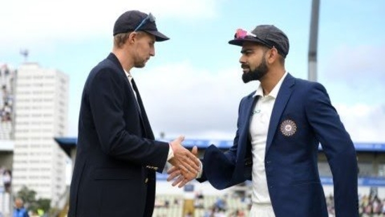 England captain Joe Root (L) shaking hands with Indian captain Virat Kohli (R)(HT Archive)