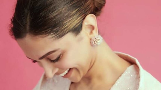 Deepika Padukone looks pretty as ever in her new photo. Deepika Padukone looks pretty as ever in her new photo.