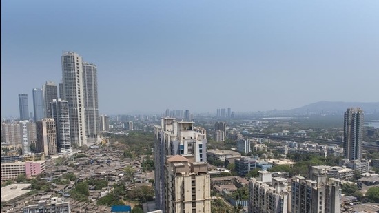 Mumbai’s air quality improved marginally on Monday with an overall AQI of 221 as opposed to Saturday’s 286. (HT FILE) Mumbai’s air quality improved marginally on Monday with an overall AQI of 221 as opposed to Saturday’s 286. (HT FILE)