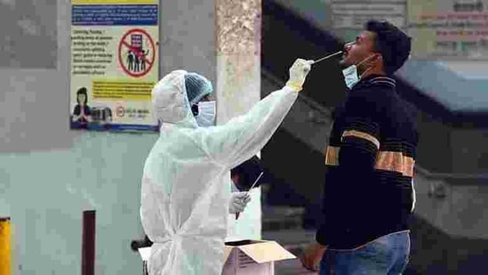 As many as 140 fresh cases, four more deaths and 211 discharges were added on Sunday which had pushed the total caseload to 622,882. (Raj K Raj/HT file photo)
