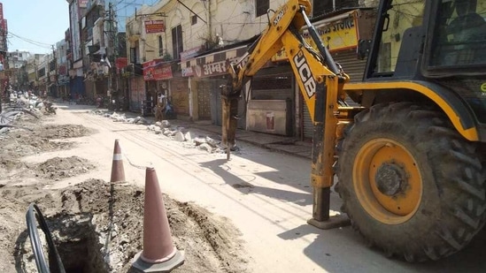 The underground work of Piped Natural Gas and power cable line being done in Haridwar. (HT PHOTO). The underground work of Piped Natural Gas and power cable line being done in Haridwar. (HT PHOTO).