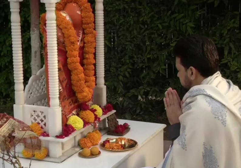 Minister of state, finance, Anurag Thakur offers prayers at his residence ahead of Union Budget 2021. Photo: ANI