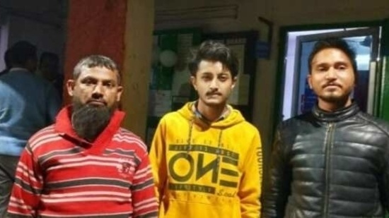 The Jamshedpur Police said Shahid Akhtar (left), Md Wasim and Abdul Rashid would be felicitated for their honesty. (HT PHOTO) The Jamshedpur Police said Shahid Akhtar (left), Md Wasim and Abdul Rashid would be felicitated for their honesty. (HT PHOTO)