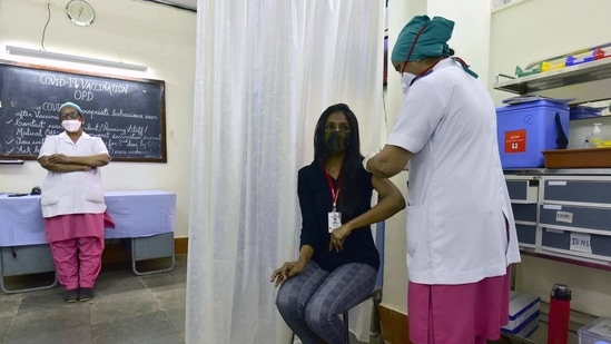 The health ministry said 4,120,741 healthcare workers have been vaccinated against Covid-19 in India as of 7pm on Tuesday.(Anshuman Poyrekar / HT Photo) The health ministry said 4,120,741 healthcare workers have been vaccinated against Covid-19 in India as of 7pm on Tuesday.(Anshuman Poyrekar / HT Photo)