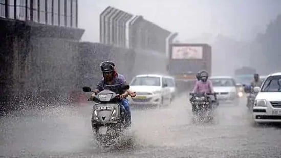 “Both minimum and maximum temperatures are likely to fall by 2-3 degree Celsius from February 5 onwards when the disturbance moves away,” said Kuldeep Srivastava of the India Meteorological Department (IMD).(HT Photo)