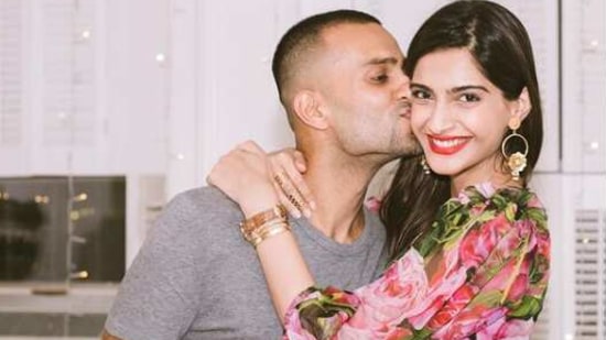 Sonam Kapoor Shares Photo From New York Trip During Which Anand Ahuja Proposed He Corrects Her Hindustan Times In the episode, sonam not only spoke about her movie, but she also revealed some juicy details about her wedding. hindustan times