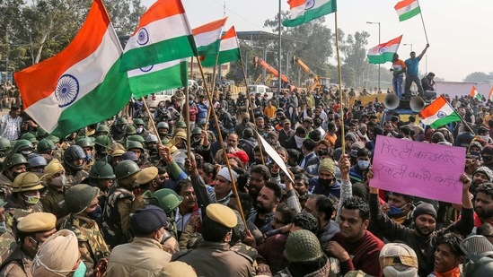 A scene of unrest at Singhu (Delhi-Haryana border) after some miscreants claiming to be local residents clashed with the protesting farmers, near New Delhi on January 29.(Sanchit Khanna / HT Photo)