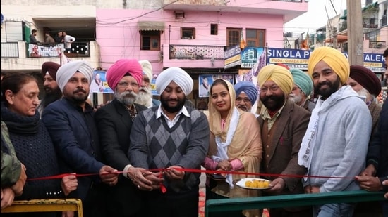 Former mayor Kulwant Singh, who is leading the Azad Group, campaigning in Mohali on Wednesday. (HT Photo) Former mayor Kulwant Singh, who is leading the Azad Group, campaigning in Mohali on Wednesday. (HT Photo)