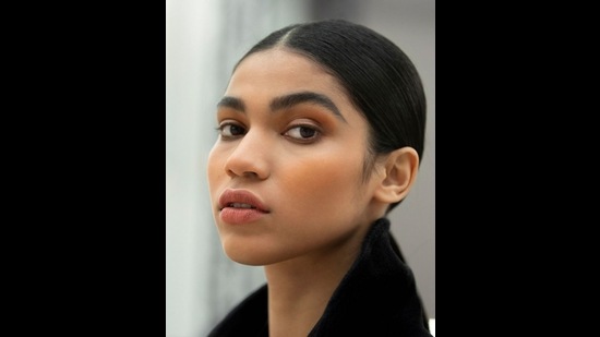 Soft and smokey. Model @RaynaraNegrine takes a final pause before heading down the CHANEL Spring-Summer 2021 Haute Couture runway. Girls were given a boyish and lived-in look with strong brows and soft smokey eyes for the show makeup. (Photo: Instagram/Chanel.beauty) Soft and smokey. Model @RaynaraNegrine takes a final pause before heading down the CHANEL Spring-Summer 2021 Haute Couture runway. Girls were given a boyish and lived-in look with strong brows and soft smokey eyes for the show makeup. (Photo: Instagram/Chanel.beauty)