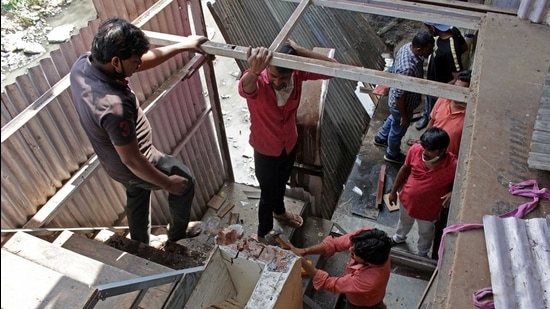 A team of PMC workers started the anti-encroachment drive in the morning at 10am and continued till afternoon. (Ravindra Joshi/HT PHOTO) A team of PMC workers started the anti-encroachment drive in the morning at 10am and continued till afternoon. (Ravindra Joshi/HT PHOTO)