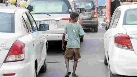 Child beggars spotted at Custom Chowk in Amritsar.(Sameer Sehgal/HT Photo)