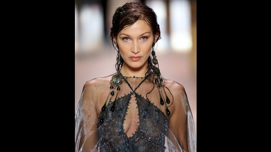 Deep blues, flowing transparencies and opulent embroideries: Bella Hadid’s multilayer gown is paired with a mother-of-pearl minaudiere bag, strung from a chain embellished with natural black pearls. (Photo: Instagram/Fendi) Deep blues, flowing transparencies and opulent embroideries: Bella Hadid’s multilayer gown is paired with a mother-of-pearl minaudiere bag, strung from a chain embellished with natural black pearls. (Photo: Instagram/Fendi)