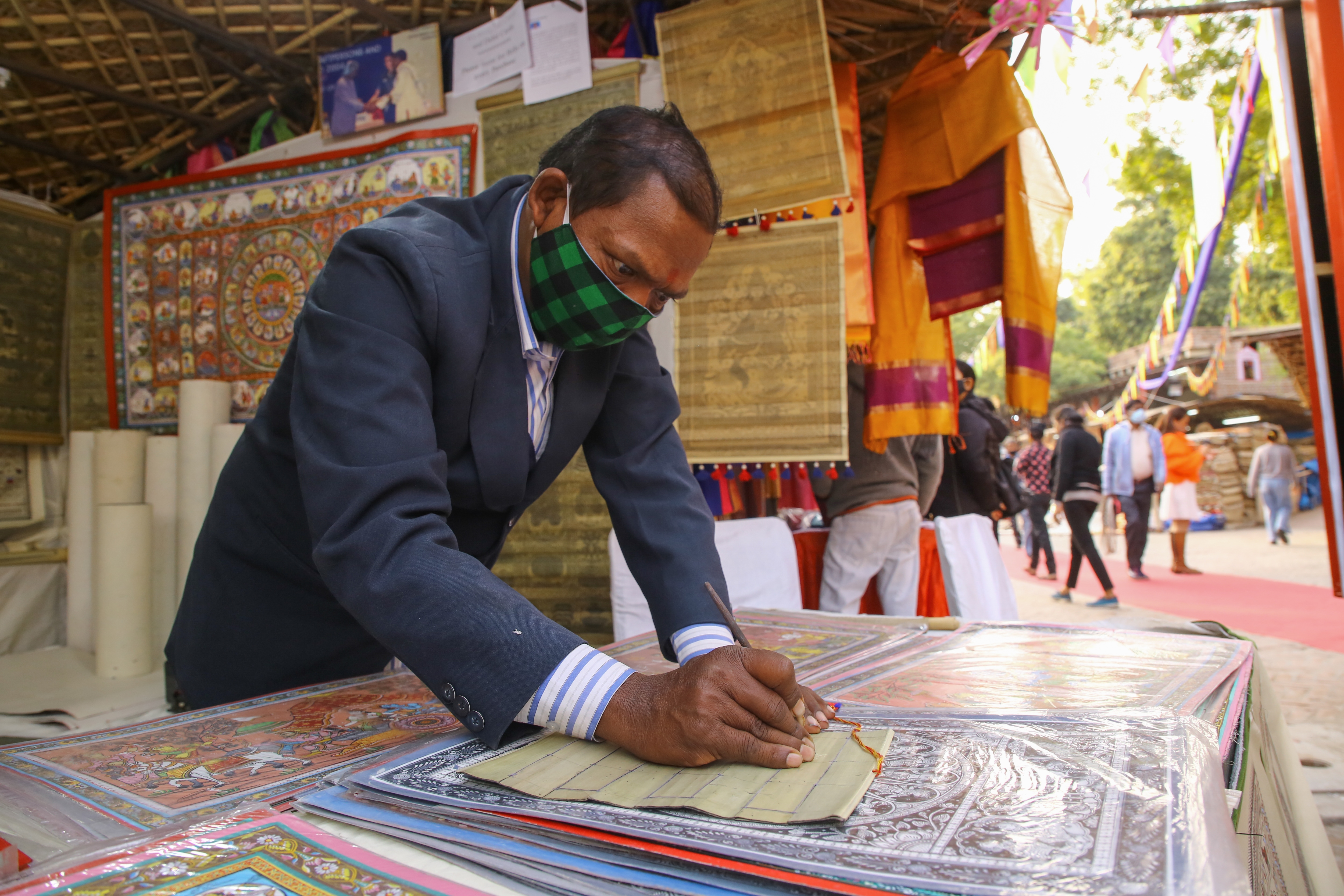 Rameshwar Munda, a National Award winning artist is exhibiting Saura art from Odisha’s Munda tribe. (PHOTO: Raajessh Kashyap/HT) Rameshwar Munda, a National Award winning artist is exhibiting Saura art from Odisha’s Munda tribe. (PHOTO: Raajessh Kashyap/HT)