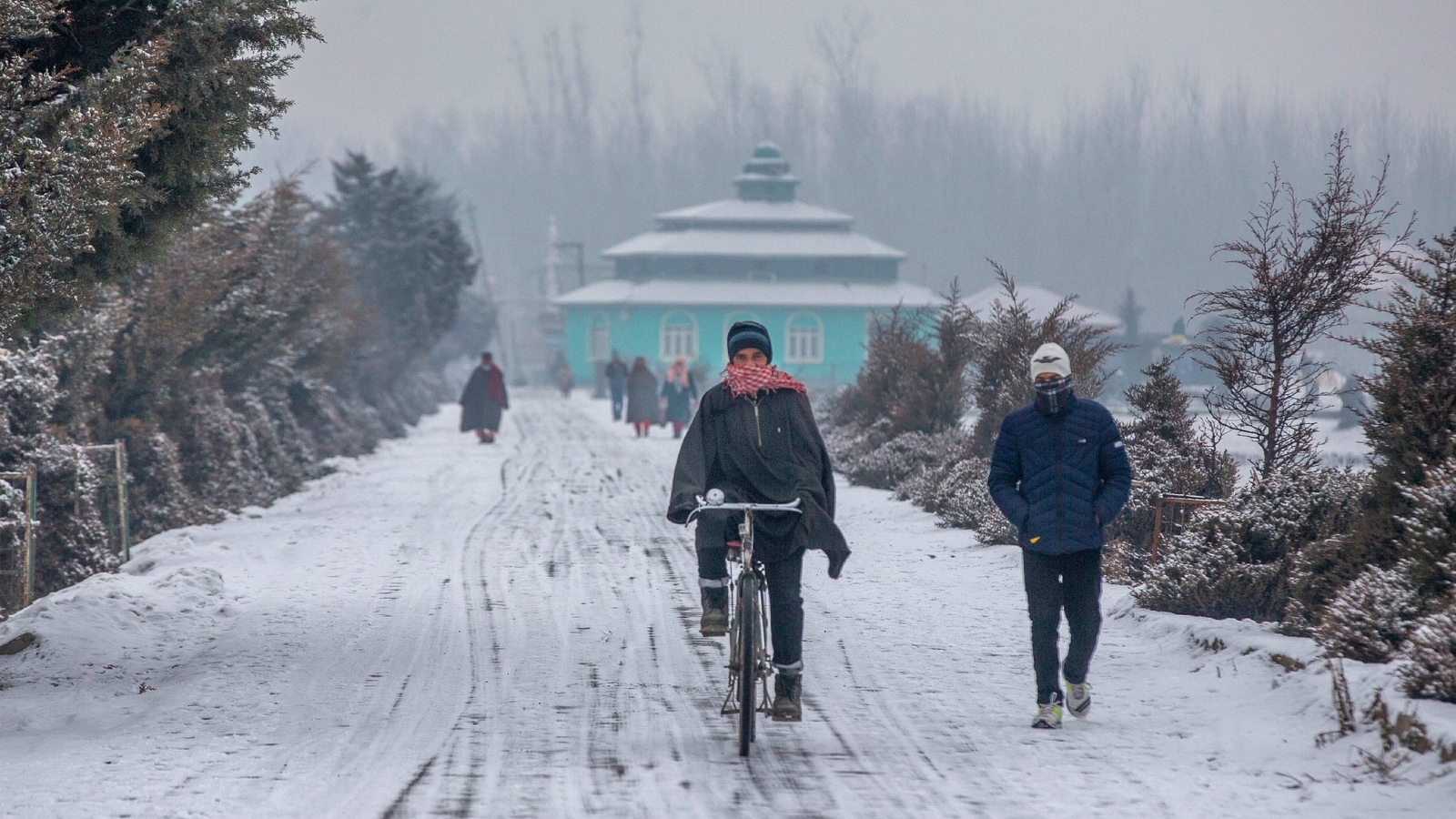 Srinagar freezes at -4.1 degrees Celsius, the cold wave boosts tourism