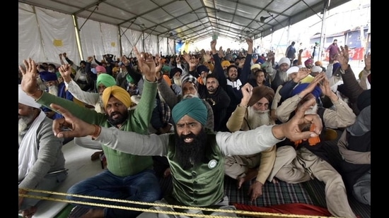 Demonstrators raising slogans at the Singhu border protest site as the farmers’ agitation continues in New Delhi on Thursday. (Sanjeev Verma/HT) Demonstrators raising slogans at the Singhu border protest site as the farmers’ agitation continues in New Delhi on Thursday. (Sanjeev Verma/HT)
