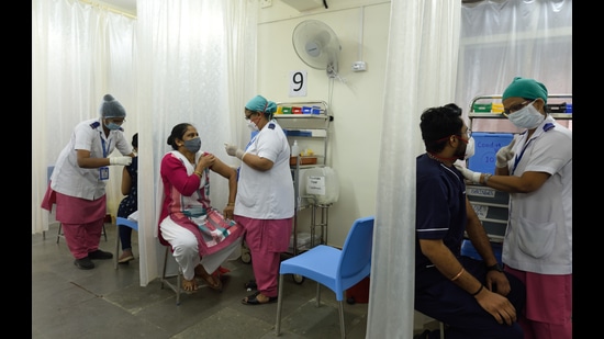 Covid-19 vaccine shots being administered to people at Nair Hospital. (Satish Bate/HT Photo)