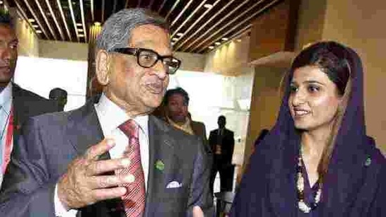 Indian Foreign Minister S.M. Krishna, left, talks to his Pakistani counterpart Hina Rabbani Khar.
