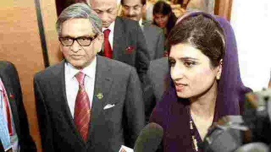 Pakistan's Foreign Minister Hina Rabbani Khar (R) talks with her Indian counterpart Somanahalli Mallaiah Krishna during the Saarc countries foreign ministers meeting in Addu.