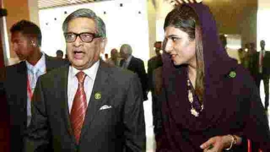 Pakistan's Foreign Minister Hina Rabbani Khar (R) leaves for tea break with her Indian counterpart Somanahalli Mallaiah Krishna.