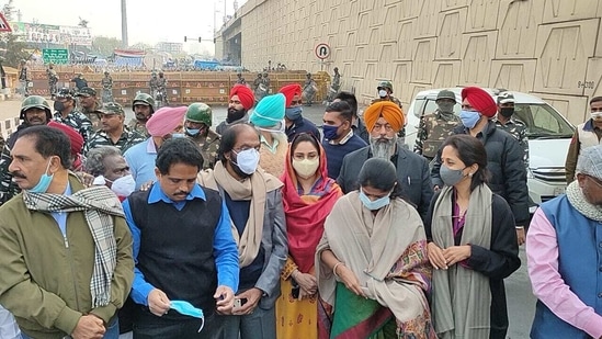 Opposition leaders at Ghazipur farmers' protest site on Thursday. (@HarsimratBadal_/Twitter Photo ) Opposition leaders at Ghazipur farmers' protest site on Thursday. (@HarsimratBadal_/Twitter Photo )