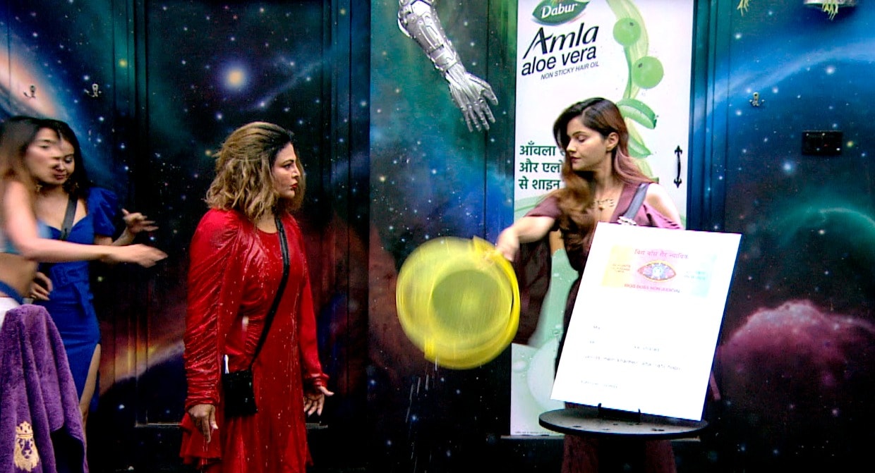 Rubina threw water on Rakhi (Colors) Rubina threw water on Rakhi (Colors)