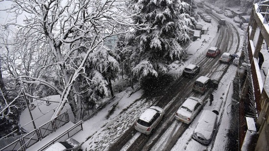 Vehicles move amid fresh snowfall at Sanjauli in Shimla on February 4. Around 250 main and lateral roads were closed for traffic due to heavy snowfall in eight districts of Himachal Pradesh. The strategic Hindustan-Tibet Road or National Highway 22 was closed for traffic at Kufri and Narkanda near Shimla due to the snowfall, HT reported.(Deepak Sansta / HT Photo)