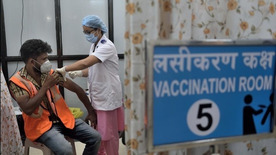 A Covid-19 vaccine shot being administered to a frontline worker at Shatabdi Hospital. (Satish Bate/HT Photo) A Covid-19 vaccine shot being administered to a frontline worker at Shatabdi Hospital. (Satish Bate/HT Photo)
