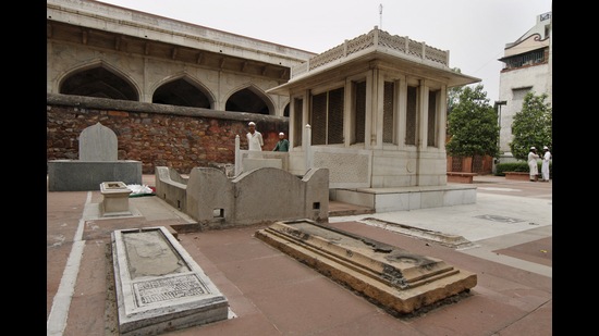 Mirza Ghalib’s grave in Nizammudin, New Delhi. (Sanjeev Verma/HT Archive) Mirza Ghalib’s grave in Nizammudin, New Delhi. (Sanjeev Verma/HT Archive)