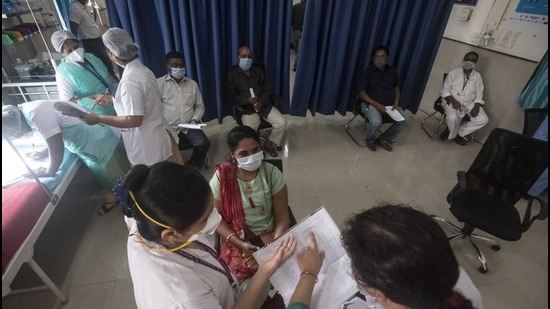 Beneficiaries at an observation area during a Covid-19 vaccination drive at Aundh district hospital in Pune. (HT PHOTO) Beneficiaries at an observation area during a Covid-19 vaccination drive at Aundh district hospital in Pune. (HT PHOTO)