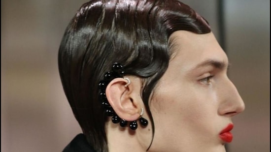 A model sports wavy hair and a scarlet pout on designer Kim Jones’ couture runway (Photo: Instagram/Fendi)