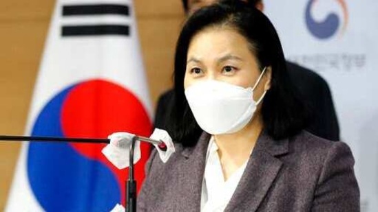 Yoo is dropping her bid to become the next director-general of the World Trade Organization, making it highly likely that the job goes to former Nigerian finance minister Ngozi Okonjo-Iweala, who would become the first woman to lead the organization.(AP)