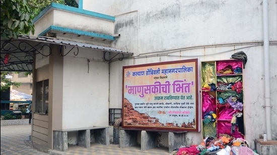 The Wall of Humanity behind Acharya Atre auditorium in Kalyan. (Rishikesh Choudhary/HT)