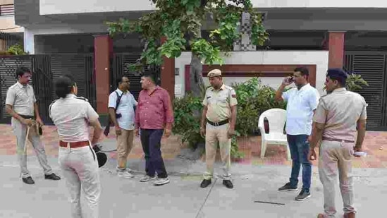 Rajaram, Umesh Yadav, Veeru Yadav, Usha Devi and Maya were detained and taken to Hazratganj Police Station.(Yogendra Kumar/HT file photo)