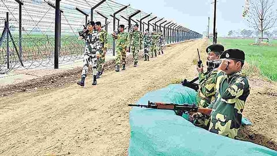 BSF jawans continue their vigil along the Indo-Pakistan International Border in Amritsar.(HT archive)