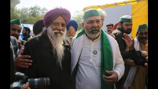 COMRADES IN ARMS: Bhartiya Kisan Union leaders Balbir Singh Rajewal (left) and Rakesh Tikait at the Ghazipur border in Delhi during the ongoing protest against the new farm laws, on Friday. (Sanchit Khanna/HT)