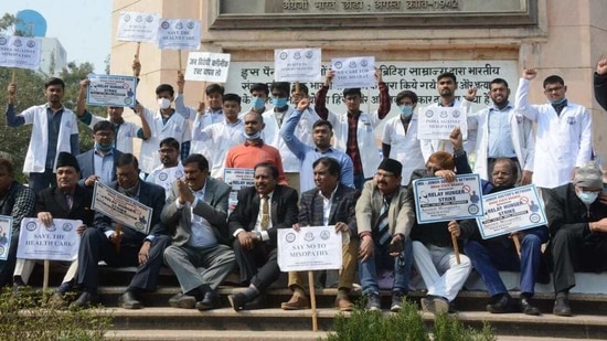 IMA national president Dr JA Jaylal, who was leading the protest, said the relay hunger strike would continue till the order to promote mixopathy, issued by the Central Council of Indigenous Medicine, was taken back. (HT PHOTO). IMA national president Dr JA Jaylal, who was leading the protest, said the relay hunger strike would continue till the order to promote mixopathy, issued by the Central Council of Indigenous Medicine, was taken back. (HT PHOTO).