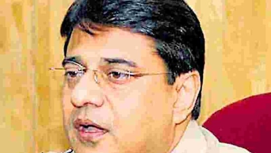 Many are crediting Kolkata’s new police commissioner Soumen Mitra for ensuring peaceful polling on Saturday by adopting a ‘model code of operations’ and keeping local goons on a tight leash. (HT Photo)