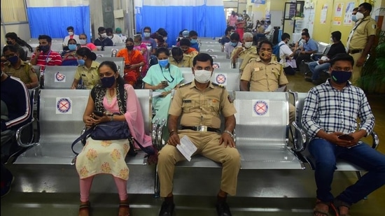 Police personnel and health workers wait to get vaccination shot at KEM Hospital in Mumbai on Saturday. (Pratik Chorge/HT Photo) Police personnel and health workers wait to get vaccination shot at KEM Hospital in Mumbai on Saturday. (Pratik Chorge/HT Photo)