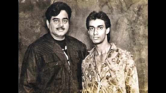 Madhur’s fan moment with Shatrughan Sinha. Later he went on to direct Shatrughan in Aan – Men At Work Madhur’s fan moment with Shatrughan Sinha. Later he went on to direct Shatrughan in Aan – Men At Work