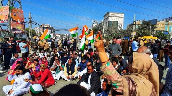 Farmers block the Krishna Chowk at Bachgehra Road in Gurugram that affects traffic going towards Delhi. (Vipin Kumar/HT Photo ) Farmers block the Krishna Chowk at Bachgehra Road in Gurugram that affects traffic going towards Delhi. (Vipin Kumar/HT Photo )
