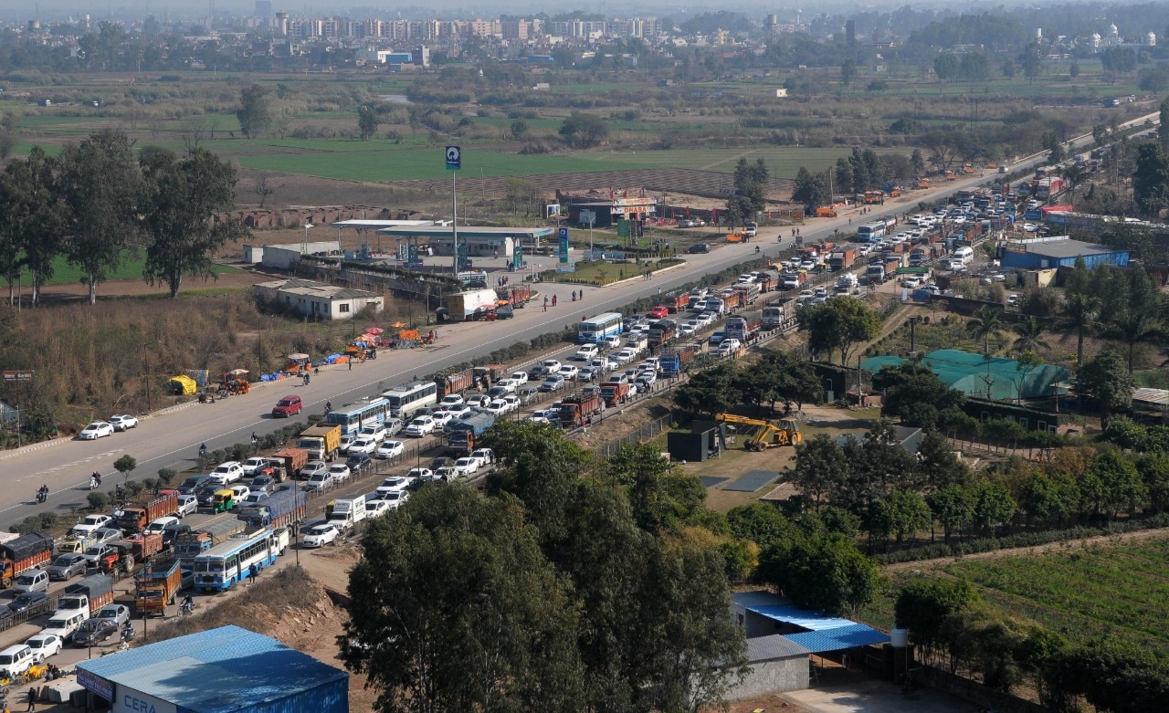 Traffic at Delhi- Chandigarh Highway due to the chakka jam protests by farmers. (Ravi Kumar/HT Photo) Traffic at Delhi- Chandigarh Highway due to the chakka jam protests by farmers. (Ravi Kumar/HT Photo)