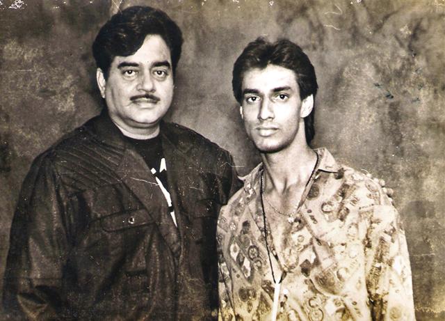 Madhur’s fan moment with Shatrughan Sinha. Later he went on to direct Shatrughan in Aan – Men At Work Madhur’s fan moment with Shatrughan Sinha. Later he went on to direct Shatrughan in Aan – Men At Work