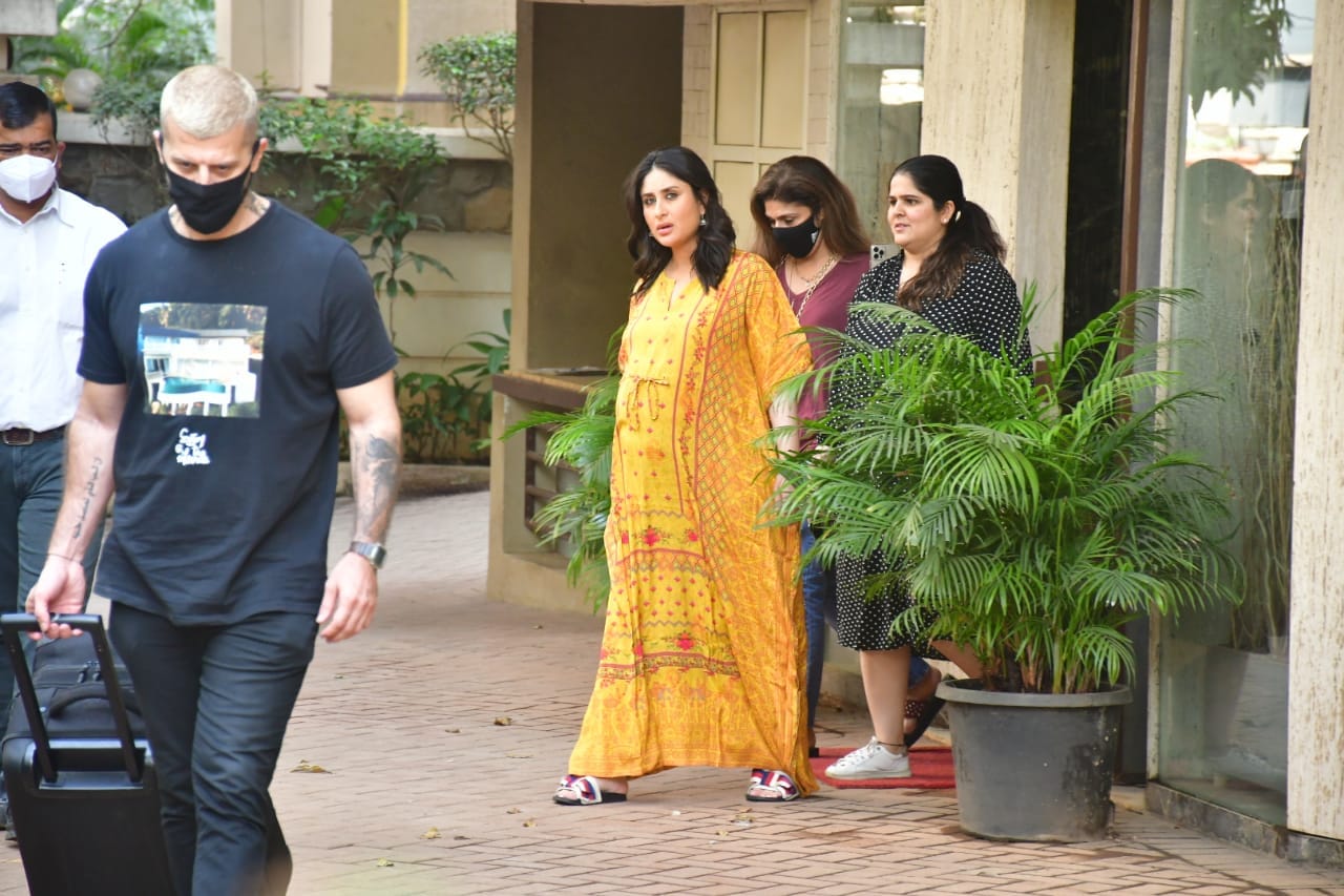 Kareena Kapoor spotted in Bandra on Saturday. (Varinder Chawla) Kareena Kapoor spotted in Bandra on Saturday. (Varinder Chawla)