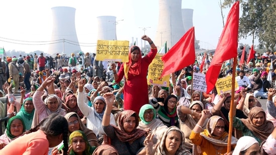 Demonstrators raising slogans on a blocked stretch of the Bathinda to Amritsar (NH7) highway at Kanhaiya Chowk during the three hour “Chakka Jam” against new farm laws, on February 6. Thousands of farmers across the country blocked roads with vehicles and boulders to demand a repeal of the three laws, with no major incidents of violence being reported.(Sanjeev Kumar / HT Photo)