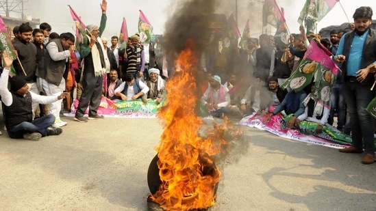Jan Adhikar Party (JAP) activists burning tyres to block NH-30 during the Chakka Jam in Patna. In other parts of the country, scores of protesters were held briefly by police as they stalled traffic on roads in Maharashtra, Telangana, Tamil Nadu and Karnataka. However, no untoward incident was reported during the protests across the states.(Santosh Kumar / HT Photo)