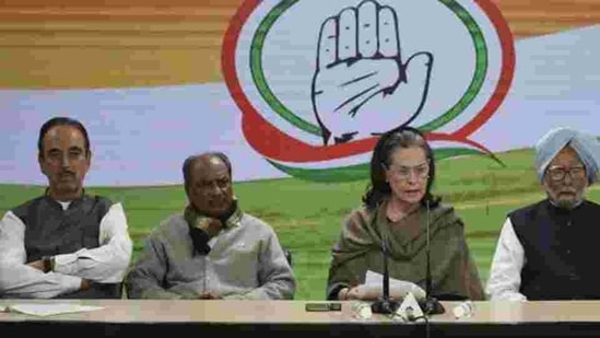 Congress president Sonia Gandhi with Ghulam Nabi Azad, A K Antony, Manmohan Singh.(Vipin Kumar/HT PHOTO)