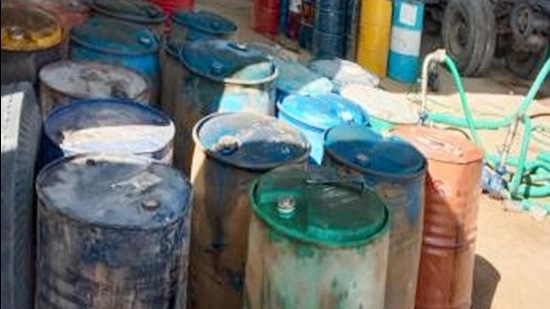 (Representational image) Mumbai Police busted an illegal petrol pump operating on a footpath at Dharavi and seized 13,550 litres of diesel stored in drums. (HT Photo) (Representational image) Mumbai Police busted an illegal petrol pump operating on a footpath at Dharavi and seized 13,550 litres of diesel stored in drums. (HT Photo)