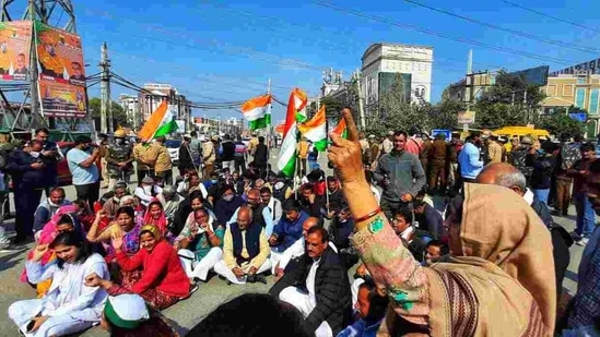 Farmers block the Krishna Chowk at Bachgehra Road in Gurugram that affects traffic going towards Delhi. Farmers block the Krishna Chowk at Bachgehra Road in Gurugram that affects traffic going towards Delhi.